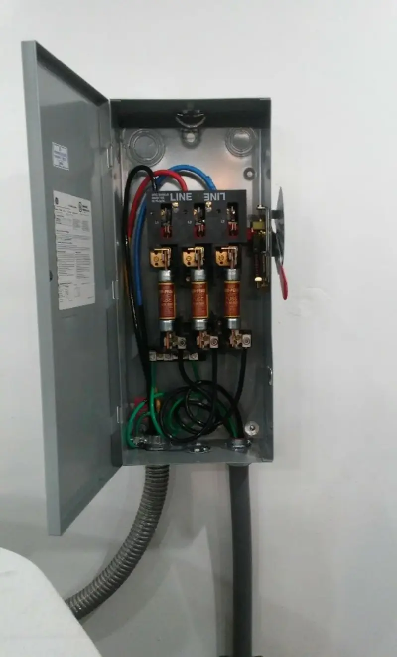 Three-phase disconnect switch installed for Smoke Detector Installation in Calexico